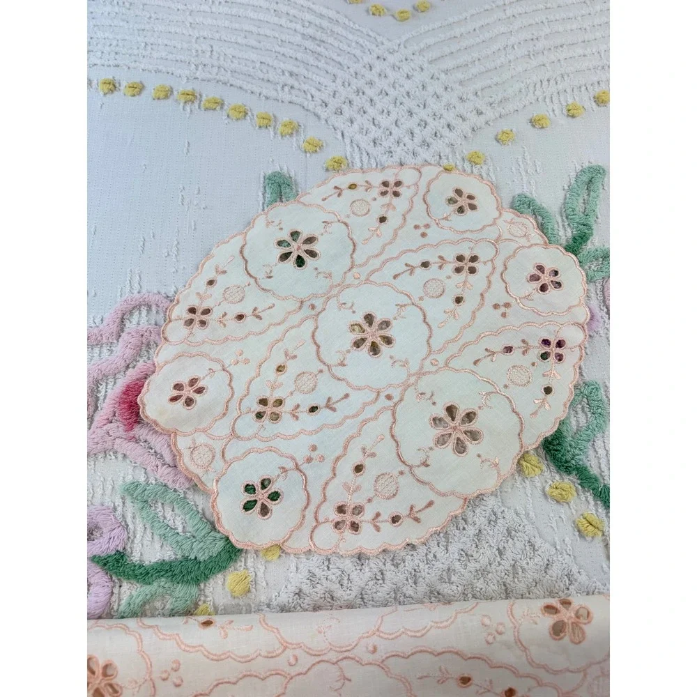 Vintage 4pc Eyelet Embroidered Dresser Scarf Set Peach Cream Scalloped Doilies